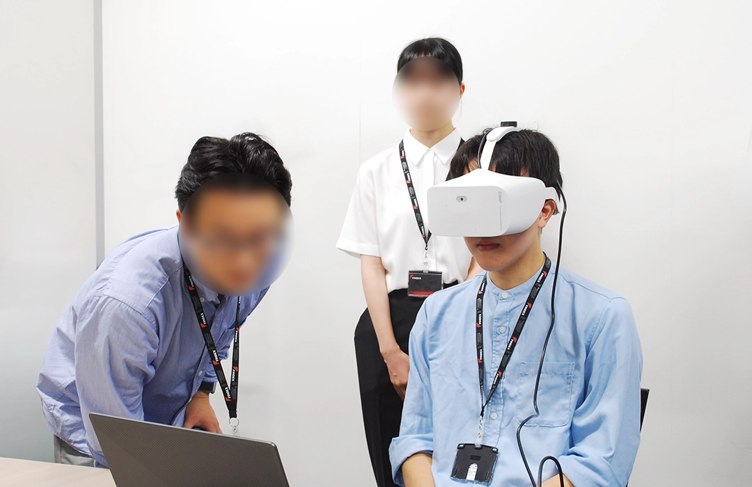 2日目：医療機器「GAP」体験＆ディスカッション（機器を実際に操作する様子）